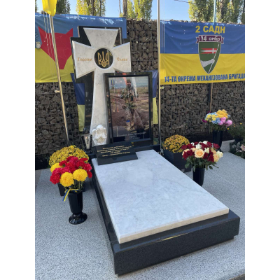 Памятник для военного с казацким крестом